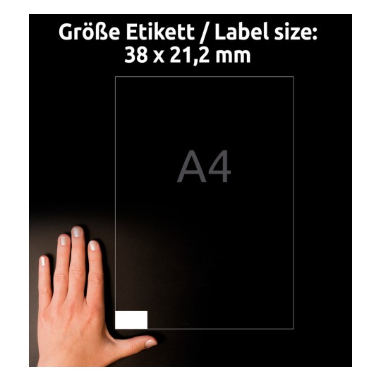 Slika prikazuje roko poleg oznake velikosti A4 nalepke 38 x 21,2 mm na temnem ozadju.