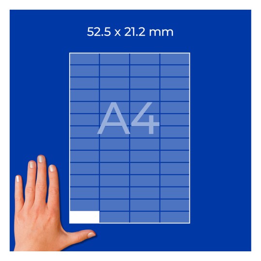 Roka ob listu z mrežo velikosti A4 z dimenzijami 52,5 x 21,2 mm na modrem ozadju?