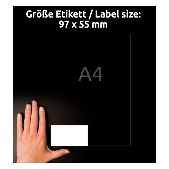 Slika prikazuje roko poleg oznake velikosti, ki navaja velikost nalepke 97 x 55 mm ter omembo velikosti papirja A4.