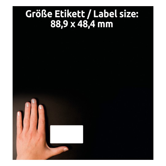 Slika prikazuje roko, postavljeno poleg prazne nalepke na temnem ozadju. Mere nalepke so navedene v nemščini, z dimenzijami 88,9 x 48,4 mm.
