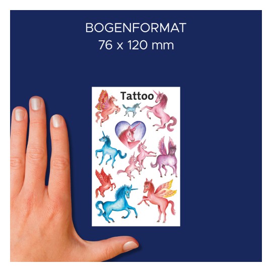 Slika prikazuje list s prenosljivimi tatuji, ki vsebuje različne ilustracije samorogov in mitičnih bitij v različnih barvah. Velikost lista je navedena kot 76 x 120 mm, ob njem pa je roka za prikaz velikosti.