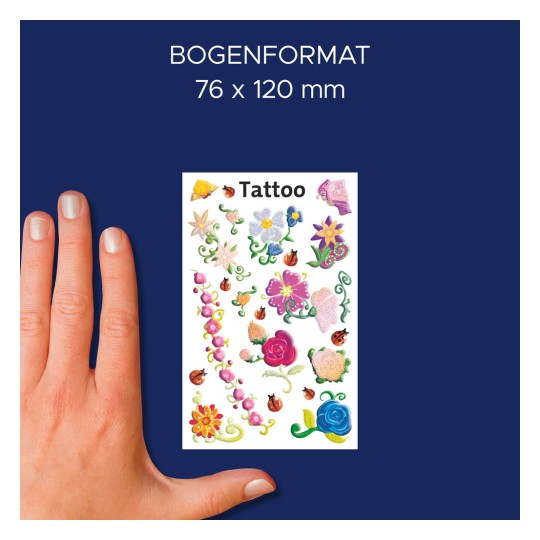 Slika prikazuje roko, ki drži list začasnih tetovaž z različnimi barvitimi cvetličnimi motivi in pikapolonicami. Dimenzije lista so 76 x 120 mm.