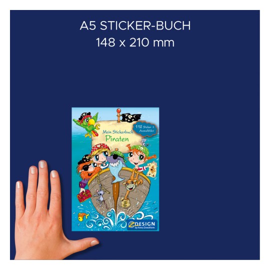 Slika prikazuje roko, ki drži pisano nalepkasto knjigo velikosti A5 s piratsko tematiko, z naslovom 'Mein Stickerbuch Piraten'. Na naslovnici so ilustracije piratov, papige, delfina in različnih igrivih dizajnov. Na njej piše, da je vključenih 112 nalepk, ozadje pa je svetlo modre barve.