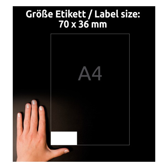 Slika prikazuje roko poleg oznake z navedbo velikosti. Dimenzije oznake so 70 x 36 mm, v ozadju pa je referenčni list formata A4.