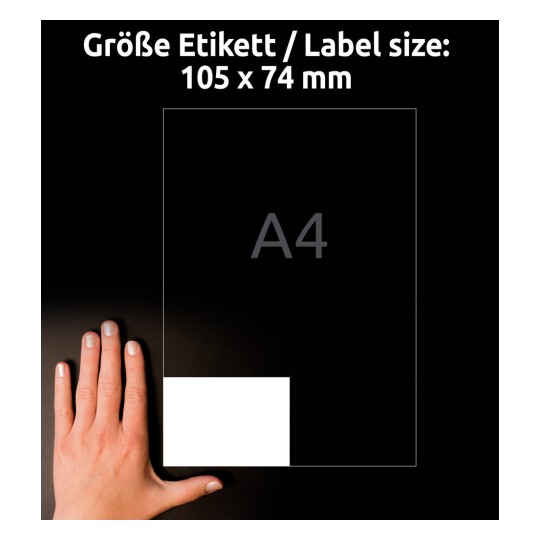 Primerjava velikosti z roko, artikel: 6138, list univerzalnih nalepk, format: 105 x 74 mm, barva: bela.