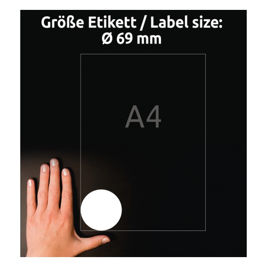 Slika prikazuje roko, nameščeno poleg nalepke velikosti A4, s krožno nalepko premera 69 mm, upodobljeno v beli barvi na črnem ozadju.