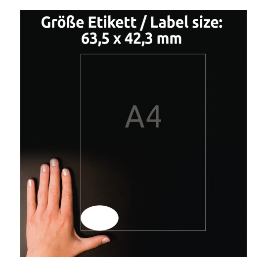 Slika prikazuje roko poleg tabele velikosti nalepk, ki kaže dimenzije 63,5 x 42,3 mm in omenja velikost papirja A4.