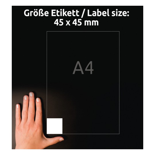 Slika, ki prikazuje velikost nalepke 45 x 45 mm v primerjavi z velikostjo papirja A4, z roko, ki je postavljena zraven za primerjavo velikosti.
