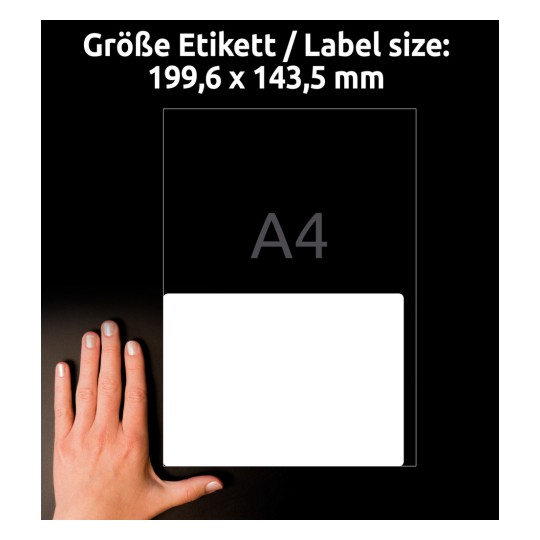 Slika prikazuje roko poleg oznake, ki navaja dimenzije 199,6 x 143,5 mm, z oznako A4. Ozadje je črno.