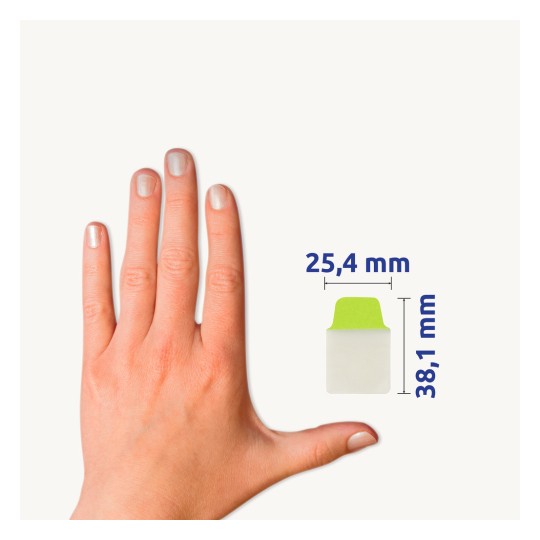 Na sliki je prikazana roka z urejenimi nohti poleg majhnega predmeta za primerjavo velikosti. Predmet ima zelen vrh in je širok 25,4 mm ter visok 38,1 mm.