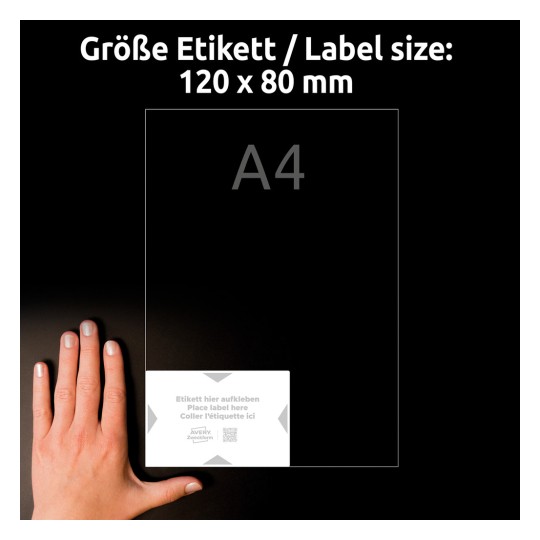 Slika prikazuje roko, ki drži nalepko z dimenzijami 120 x 80 mm poleg prozornega območja velikosti A4. Navodila so natisnjena na nalepki v več jezikih.