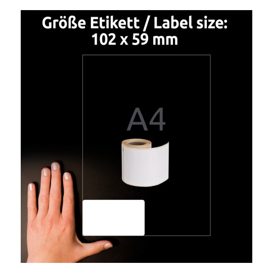 Slika prikazuje roko z nalepko velikosti 102 x 59 mm poleg zvitka praznih nalepk, pri čemer je velikost navedena kot A4.