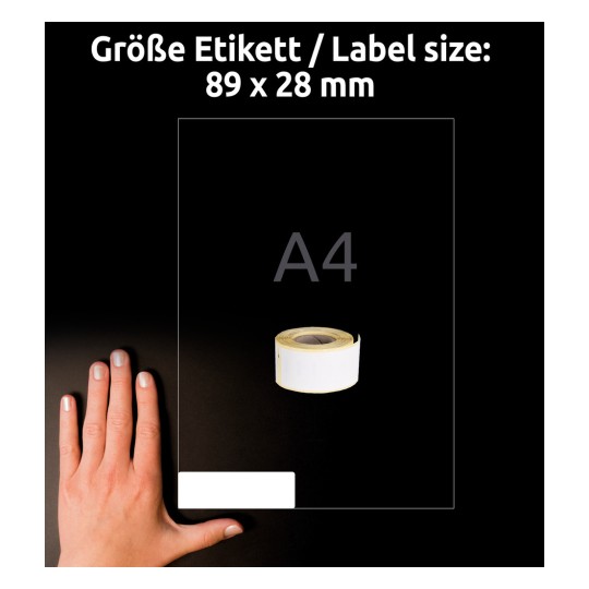 Slika prikazuje roko poleg role etiket na temnem ozadju, s tekstom, ki označuje velikost etikete (89 x 28 mm) in velikost papirja A4.