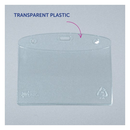 Slika prikazuje jasno, prozorno plastično držalo za kartice z zaobljenimi robovi in luknjami za pritrditev na vrhu. Nima nobene vstavljene vsebine in je postavljeno na sivo ozadje.