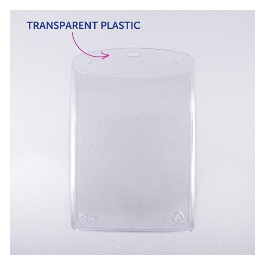 Slika prikazuje prozoren, plastičen pokrov z zaobljenim vrhom. Ima oznako, ki kaže nanj in na kateri piše 'TRANSPARENTNA PLASTIKA.'