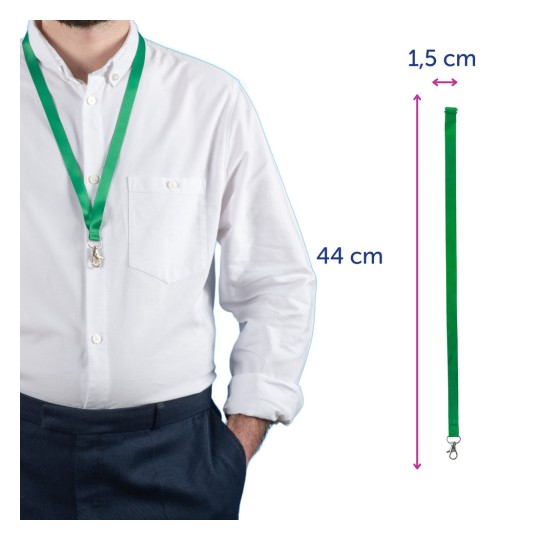 Slika prikazuje osebo z zeleno trakico okoli vratu. Trakica ima sponko in dimenzije 44 cm v dolžino in 1,5 cm v širino. Oseba je oblečena v belo srajco in mornarsko modre hlače.