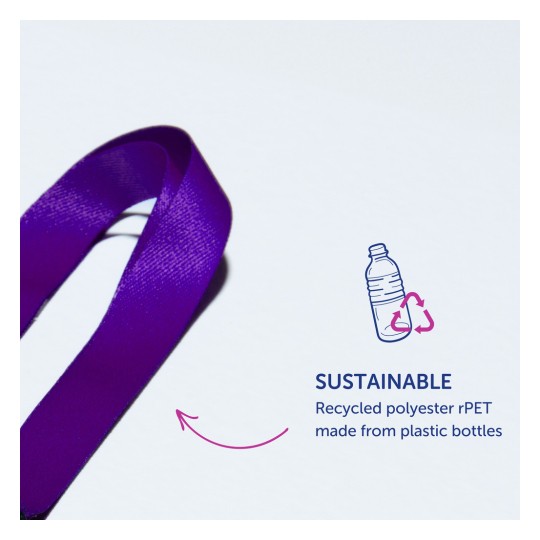 Slika prikazuje vijoličen trak z besednim opisom, ki poudarja njegov trajnostni material, saj je narejen iz recikliranega poliestra rPET, pridobljenega iz plastičnih steklenic.