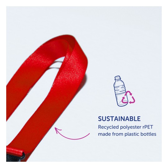 Slika prikazuje rdeč trak z oznako 'Trajnostno,' izdelan iz recikliranega poliestra rPET, pridobljenega iz plastičnih steklenic. Poudarja okoljsko prijaznost in recikliranje.