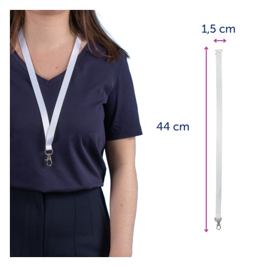 Slika prikazuje osebo, oblečeno v temno majico z belo vrvico okoli vratu. Vrvica ima navedene dimenzije: 44 cm dolžine in 1,5 cm širine, z zaponko na koncu.
