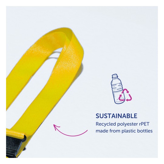 Slika prikazuje rumen trak z zaponko, označen z 'TRAJNOSTEN', ki pojasnjuje, da je izdelan iz recikliranega poliestra rPET iz plastičnih steklenic.