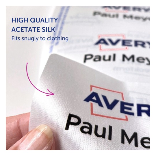 Slika prikazuje visokokakovostno etiketo iz acetatne svile, ki se tesno prilega oblačilu, z besedilom 'HIGH QUALITY ACETATE SILK' in imenom blagovne znamke 'Avery' vidno.