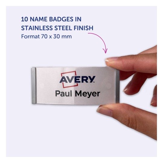 Slika prikazuje roko, ki drži značko z imenom iz nerjavečega jekla. Na znački sta ime 'Paul Meyer' in logotip 'Avery'. Označuje, da izdelek vsebuje 10 značk z dimenzijami 70 x 30 mm.