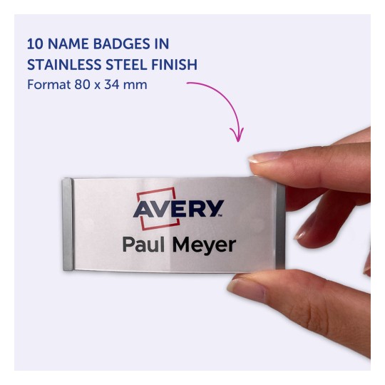 Slika vključuje 10 imenskih značk v iz nerjavečega jekla, na katerih so prikazani logotip 'Avery' in ime 'Paul Meyer'. Značke so prikazane v roki osebe.