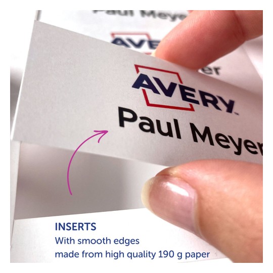 Slika prikazuje roko, ki drži bel karton s tiskanim imenom 'Paul Meyer' in logotipom 'Avery'. Spodaj je besedilo, ki se glasi: 'PREVLEKE z gladkimi robovi iz visokokakovostnega 190 g papirja'.