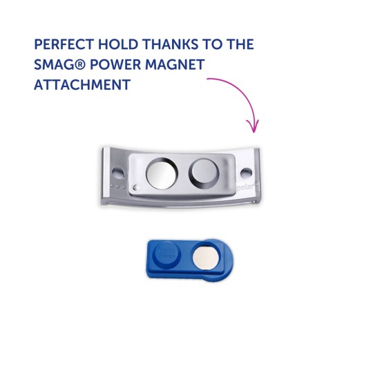 Slika prikazuje dodatek SMAG® Power Magnet, ki ima kovinski priključek z dvema okroglima luknjama in modro magnetno komponento za zanesljiv oprijem.