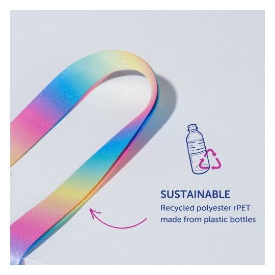 Slika prikazuje pisan trak, narejen iz trajnostnega recikliranega poliestra rPET, skupaj z besedilnim opisom, ki poudarja njegovo okolju prijazno naravo in omenja, da je izdelan iz plastičnih steklenic.