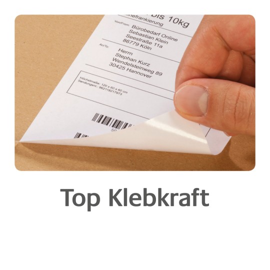 Slika prikazuje roko, ki odlepi nalepko z kartonskega paketa, pri čemer so vidni naslov za pošiljanje in črtna koda. Pod sliko je prikazan tekst 'Top Klebkraft', kar nakazuje na močno lepilno kakovost.