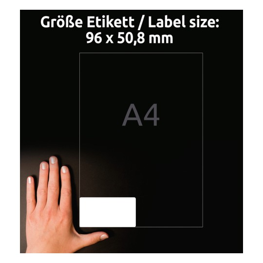 Slika prikazuje roko poleg oznake velikosti za papir A4, ki navaja dimenzije 96 x 50,8 mm.