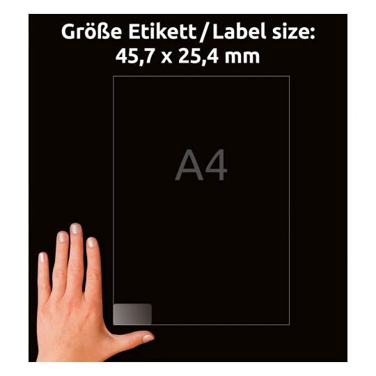 Slika prikazuje velikost nalepke 45.7 x 25.4 mm, prikazano z roko, ki drži papir velikosti A4. Ozadje je črno.