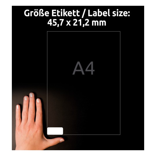 Slika prikazuje roko, ki drži prozoren list z oznako 'A4' in dimenzijami 45,7 x 21,2 mm. Ozadje je temno.