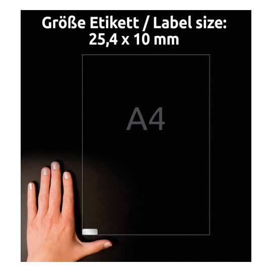 Slika prikazuje roko poleg nalepke velikosti A4 z dimenzijami 25,4 x 10 mm, prikazano na temnem ozadju.