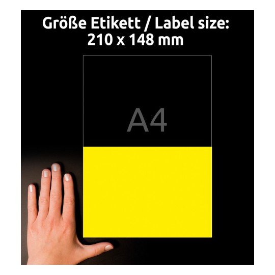 Slika prikazuje oznako z dimenzijami 210 x 148 mm, pri čemer roka počiva na rumeni oznaki, ki je oblikovana v velikosti A4. Zgornja polovica je črna, besedilo pa je v nemščini in označuje velikost oznake.