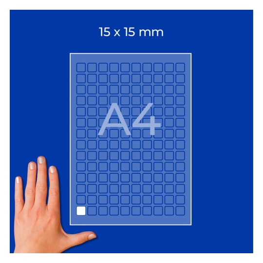 Roka ob A4 listu z mrežo, označenem 15 x 15 mm, na modrem ozadju?