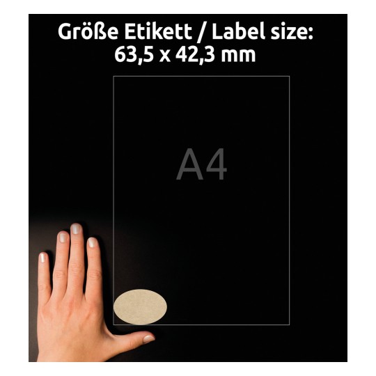 Slika prikazuje roko, ki drži etiketo velikosti 63,5 x 42,3 mm, z vidno oznako 'A4'. Ozadje je črno.