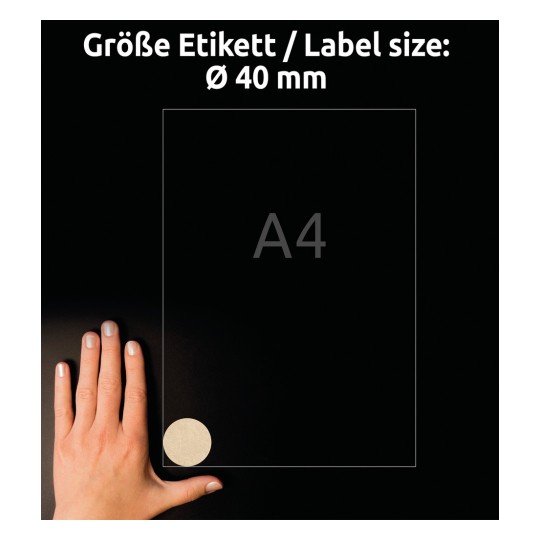 Slika prikazuje roko poleg lista papirja velikosti A4 z označeno velikostjo okrogle nalepke Ø 40 mm. Ozadje je črno, besedilo pa prikazuje velikost nalepke tako v nemščini kot v angleščini.
