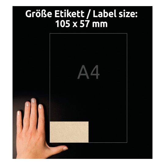 Slika prikazuje roko poleg specifikacije velikosti nalepke, ki označuje velikost nalepke 105 x 57 mm, skupaj z referenčno velikostjo papirja A4.