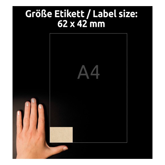 Slika prikazuje roko poleg papirja velikosti A4 z oznako velikosti 62 x 42 mm, navedeno na vrhu. Ozadje je črno, oznaka pa se pojavi v spodnjem levem kotu.