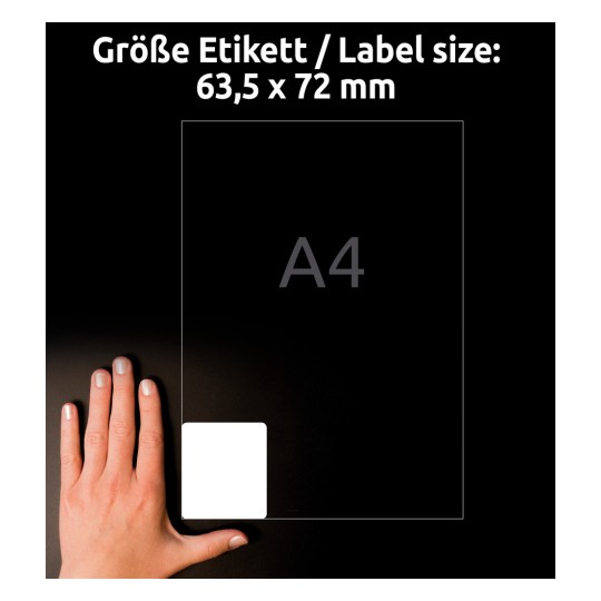 Slika prikazuje roko poleg referenčne etikete za velikost, z dimenzijami 63,5 x 72 mm, in oznako "A4". Ozadje je temno, kar poudarja velikost etikete.
