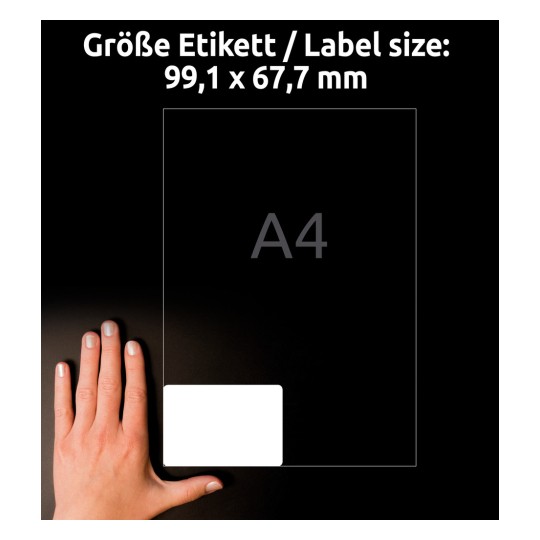 Slika prikazuje roko poleg prozornega vodnika za velikost nalepk. Dimenzije nalepke so 99,1 x 67,7 mm, kar označuje format velikosti A4.