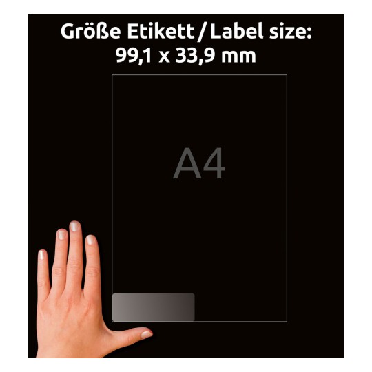 Slika prikazuje roko poleg prosojne nalepke z dimenzijami 99,1 x 33,9 mm in črko 'A4'. Ozadje je črno.