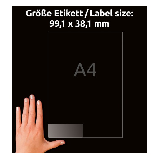 Slika prikazuje roko poleg prosojne nalepke, ki prikazuje dimenzije 99,1 x 38,1 mm. Nalepka vsebuje tudi 'A4' v izraziti pisavi, medtem ko je ozadje črno.