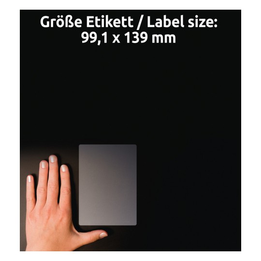 Slika prikazuje roko poleg pravokotne nalepke. Velikost nalepke je navedena kot 99,1 x 139 mm. Ozadje je temno, kar poudarja roko in nalepko.