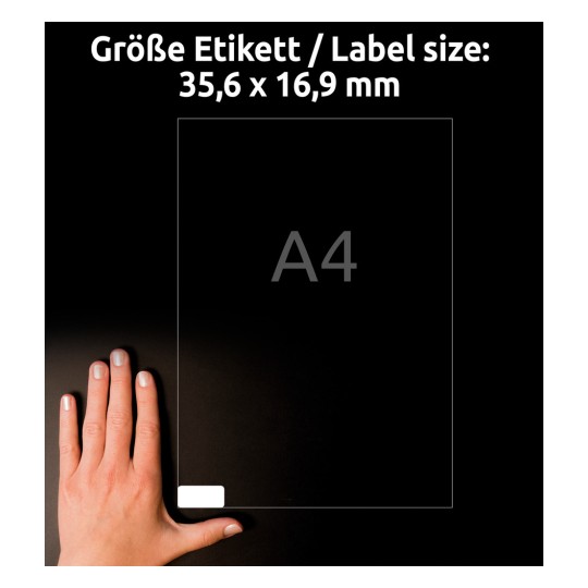 Slika prikazuje roko, ki drži prozorno nalepko velikosti 35,6 x 16,9 mm, na kateri je označeno »A4«. Ozadje je temno, besedilo pa je v nemščini, kar označuje velikost nalepke.