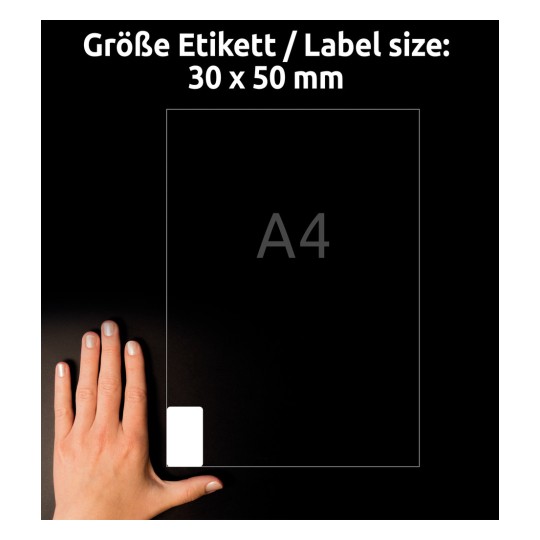 Slika prikazuje dokument velikosti A4 z nalepko velikosti 30 x 50 mm, ki ga drži roka. Ozadje je temno, kar poudarja roko in papir.