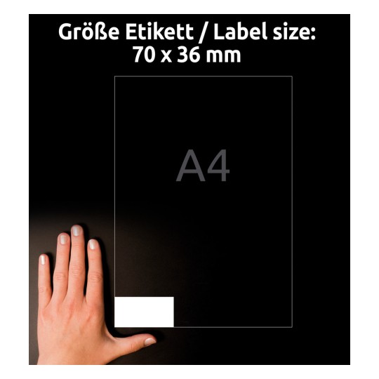 Slika prikazuje roko, ki drži vodnik velikosti nalepke z oznako 70 x 36 mm, pri čemer je črka 'A4' poudarjena. Ozadje je temno, kar poudarja velikost nalepke.