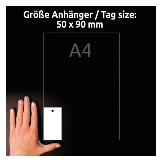 Slika prikazuje roko poleg dizajna etikete z velikostjo 50 x 90 mm in sklicem na dimenzije papirja A4. Ozadje je črno.
